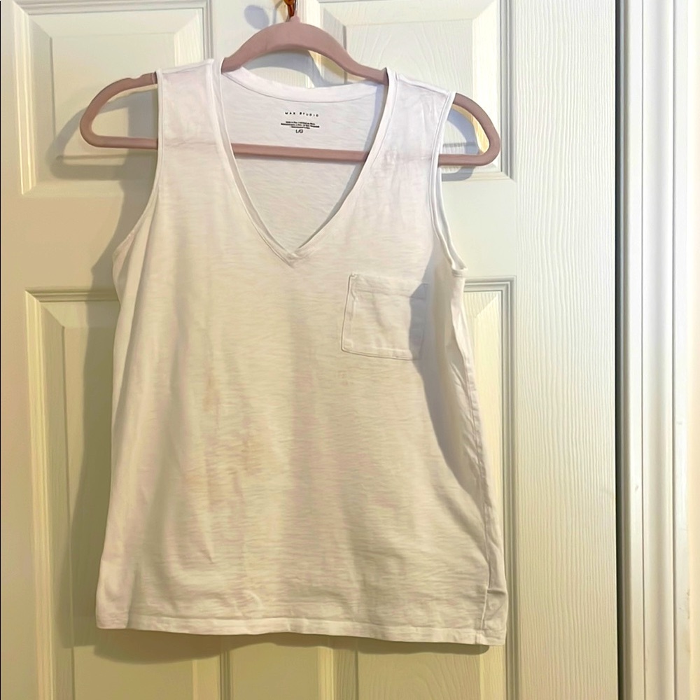 Max Studio V-neck sleeveless 100% Pima cotton top. Front pocket. Size L.